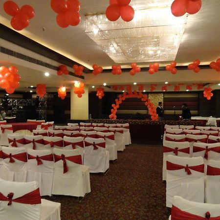 Gulmor Hotel Ludhiana Buitenkant foto