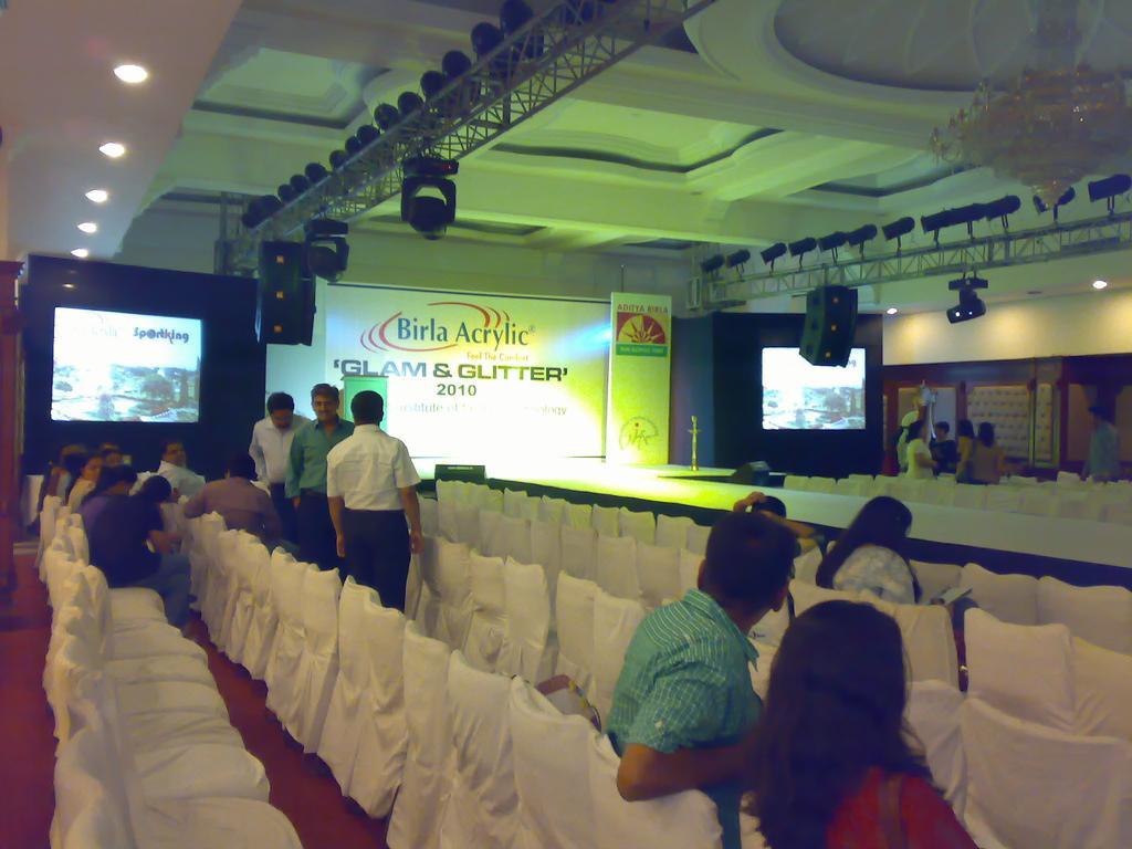 Gulmor Hotel Ludhiana Buitenkant foto