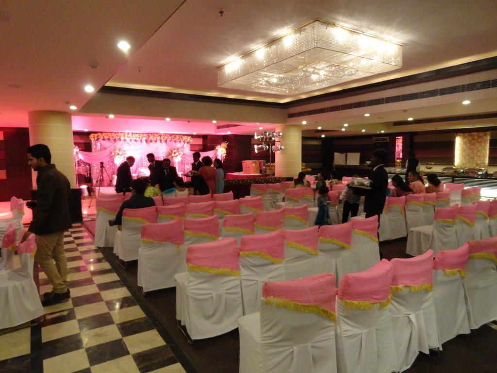 Gulmor Hotel Ludhiana Buitenkant foto
