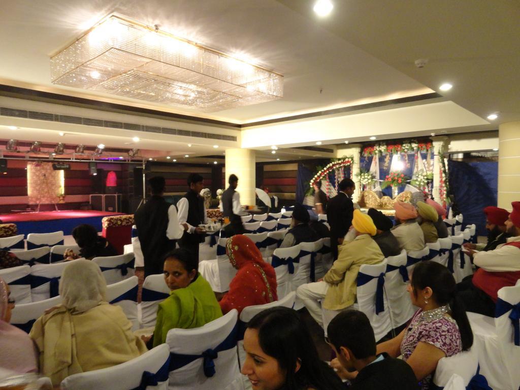 Gulmor Hotel Ludhiana Buitenkant foto