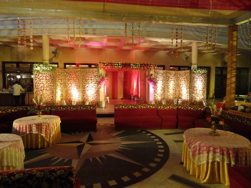 Gulmor Hotel Ludhiana Buitenkant foto