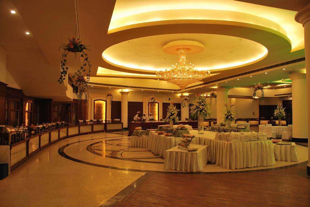 Gulmor Hotel Ludhiana Buitenkant foto
