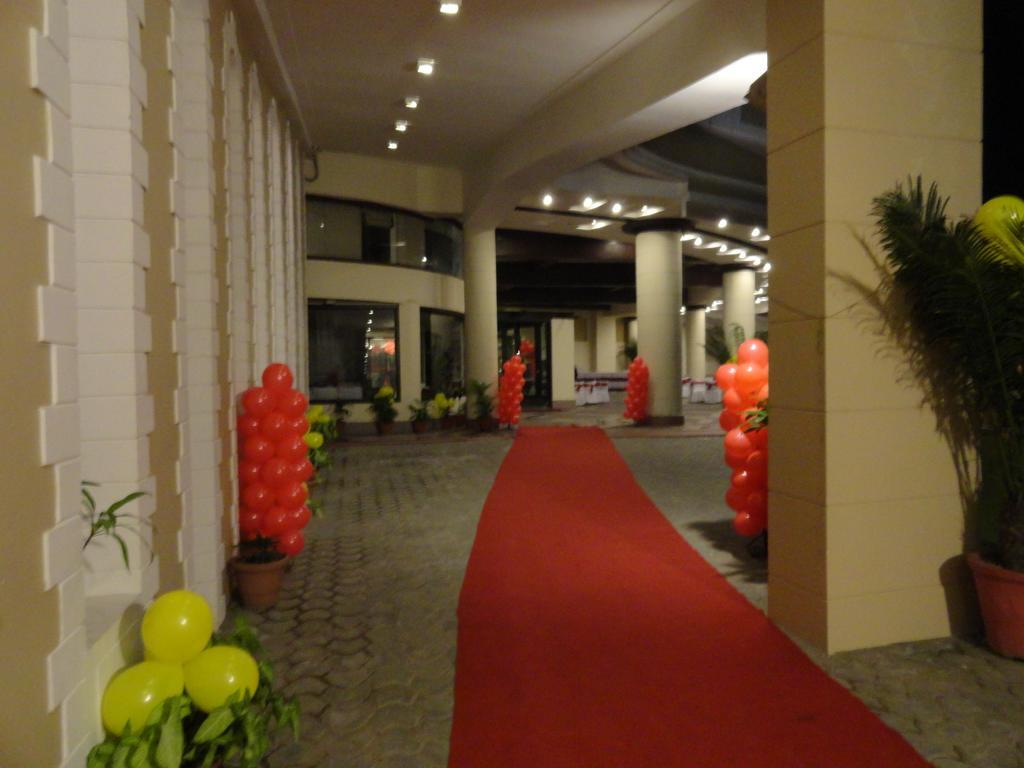 Gulmor Hotel Ludhiana Buitenkant foto