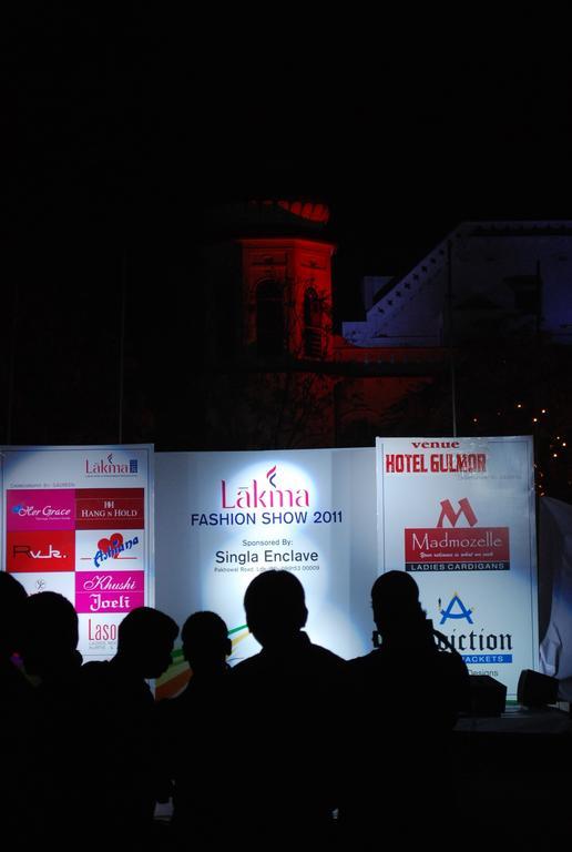 Gulmor Hotel Ludhiana Buitenkant foto