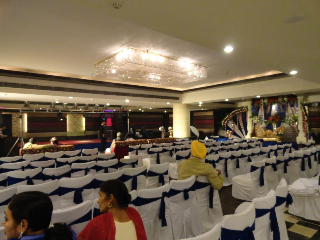 Gulmor Hotel Ludhiana Buitenkant foto