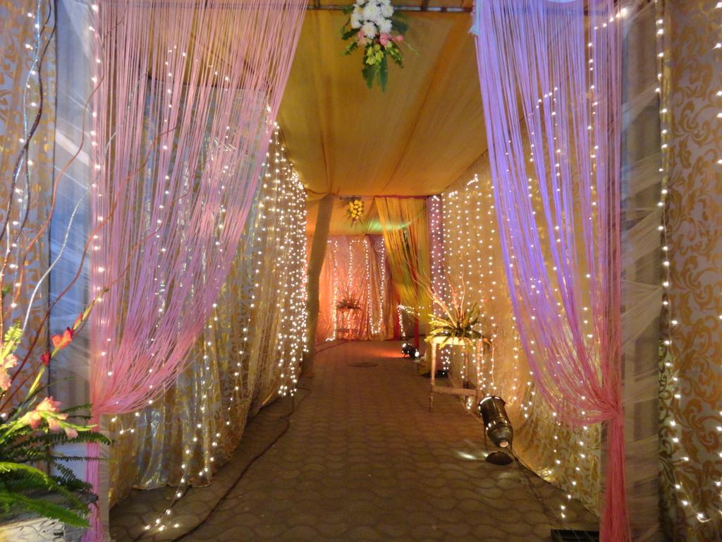 Gulmor Hotel Ludhiana Buitenkant foto