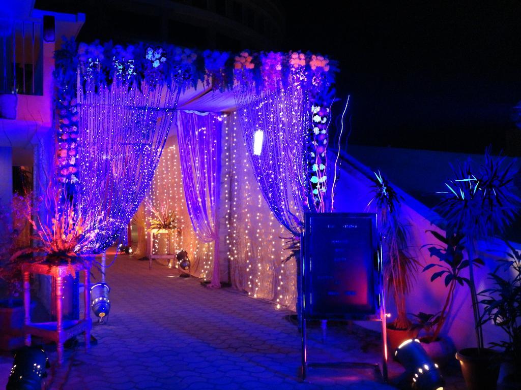 Gulmor Hotel Ludhiana Buitenkant foto