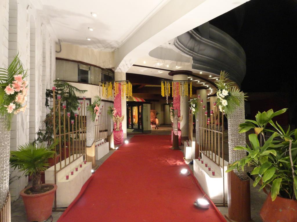 Gulmor Hotel Ludhiana Buitenkant foto