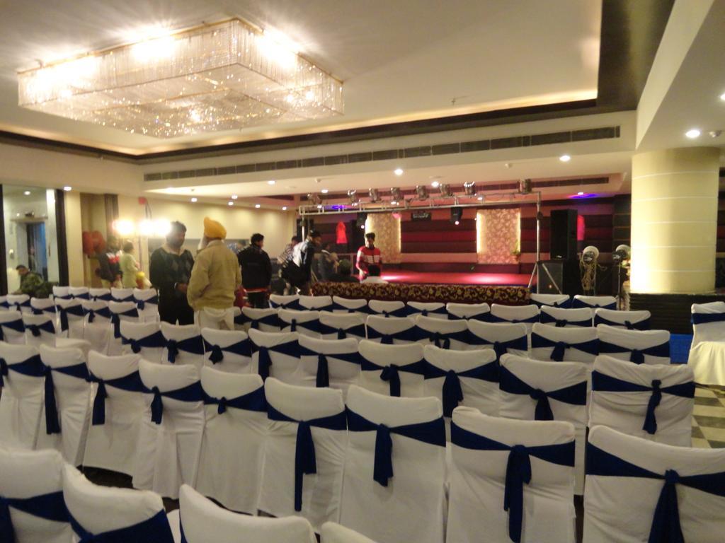 Gulmor Hotel Ludhiana Buitenkant foto