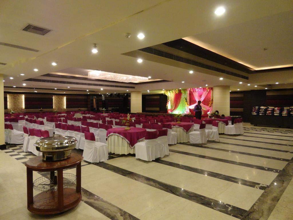 Gulmor Hotel Ludhiana Buitenkant foto