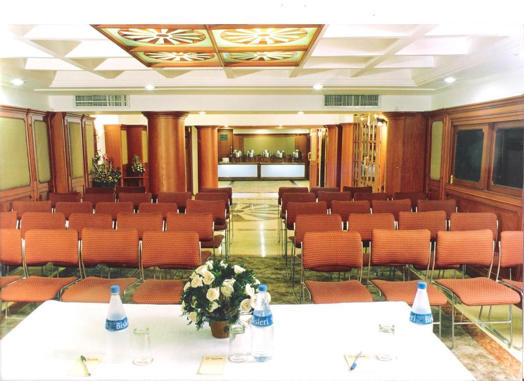 Gulmor Hotel Ludhiana Buitenkant foto