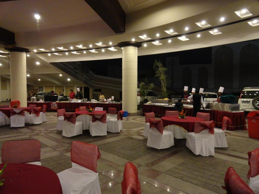 Gulmor Hotel Ludhiana Buitenkant foto