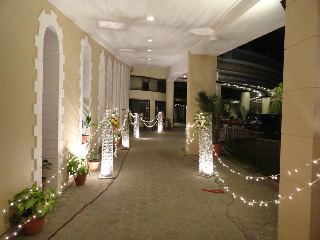 Gulmor Hotel Ludhiana Buitenkant foto