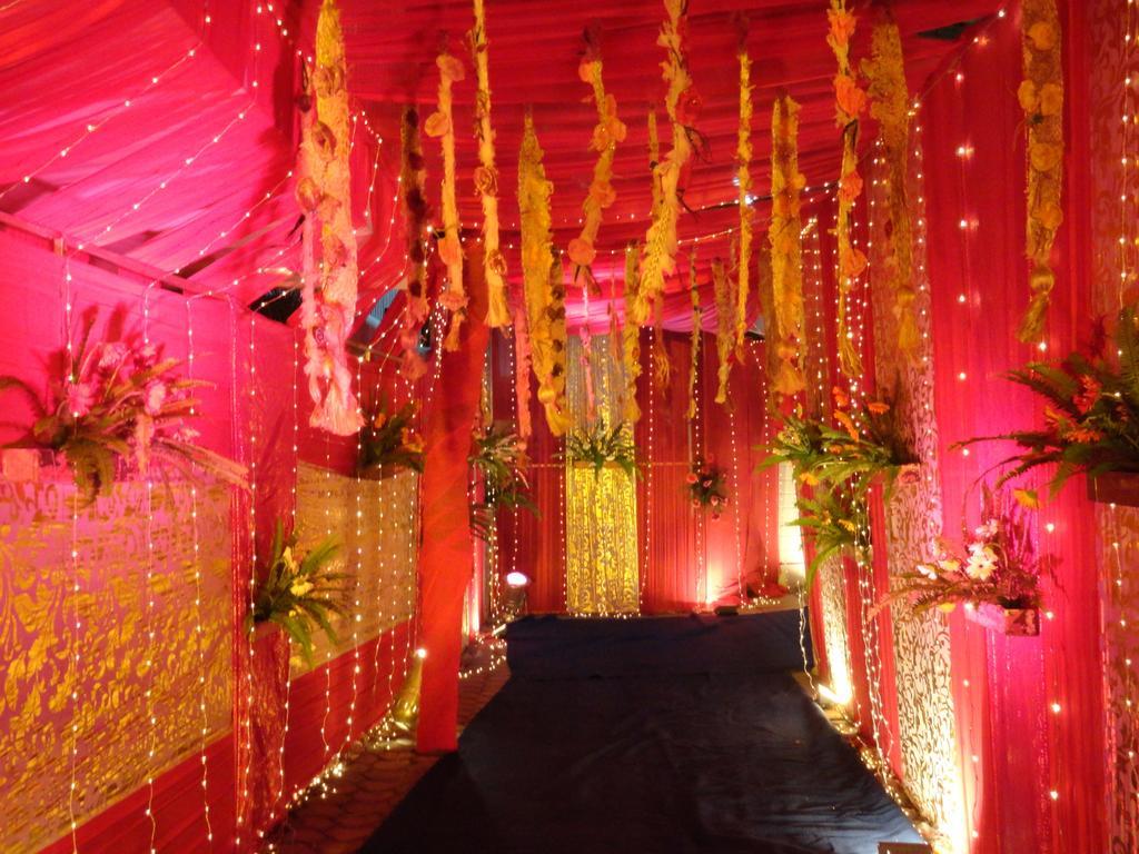 Gulmor Hotel Ludhiana Buitenkant foto