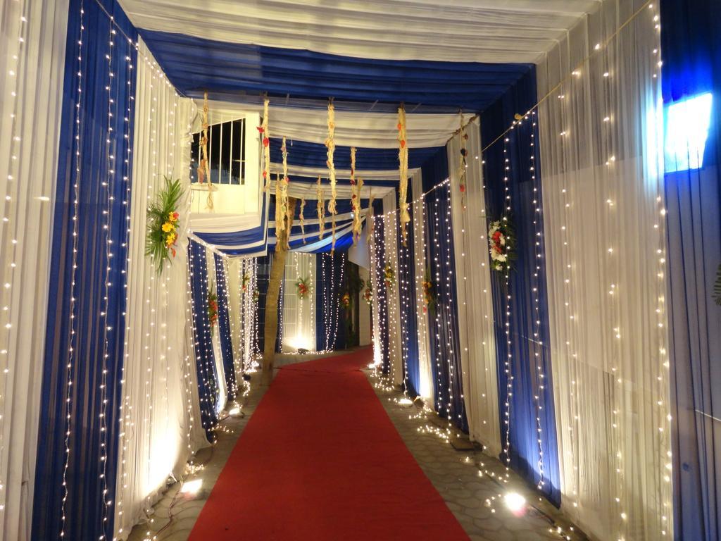 Gulmor Hotel Ludhiana Buitenkant foto