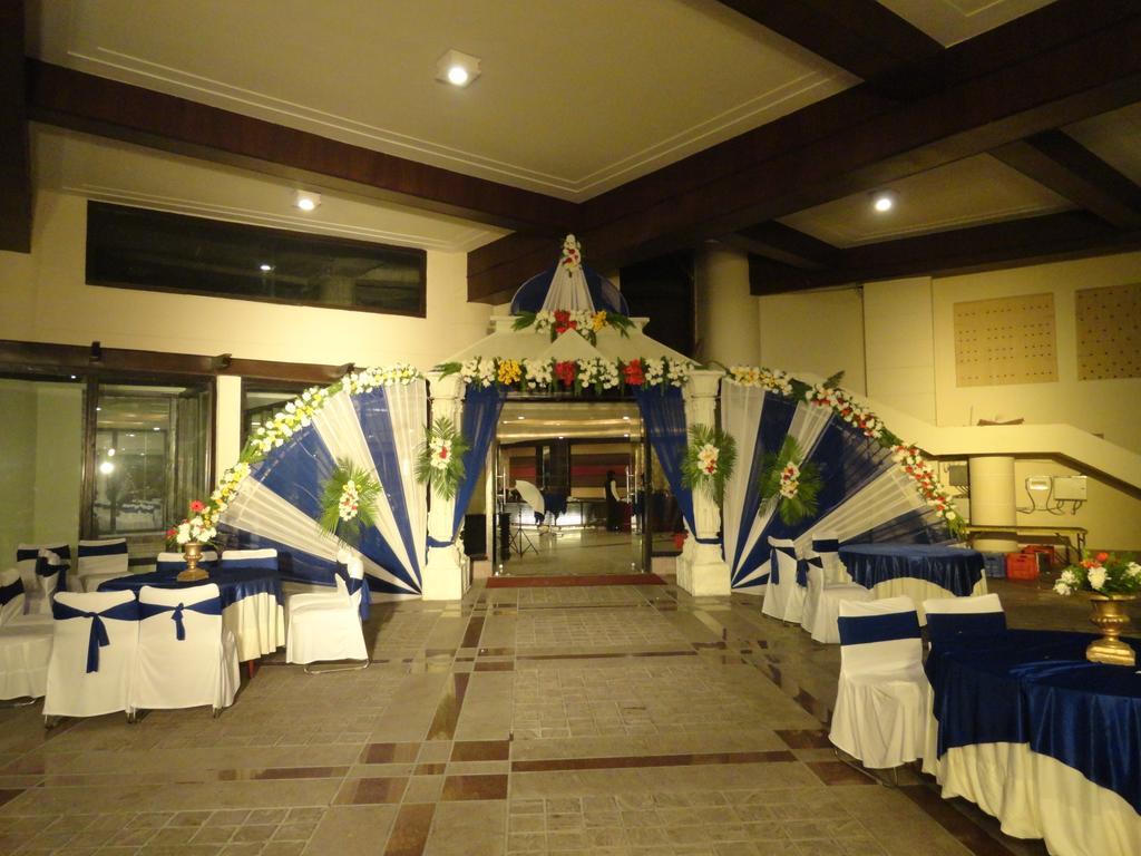 Gulmor Hotel Ludhiana Buitenkant foto