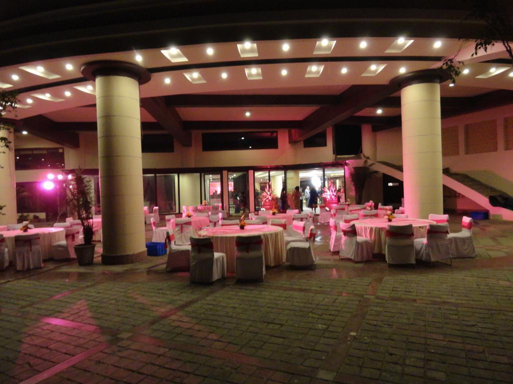 Gulmor Hotel Ludhiana Buitenkant foto