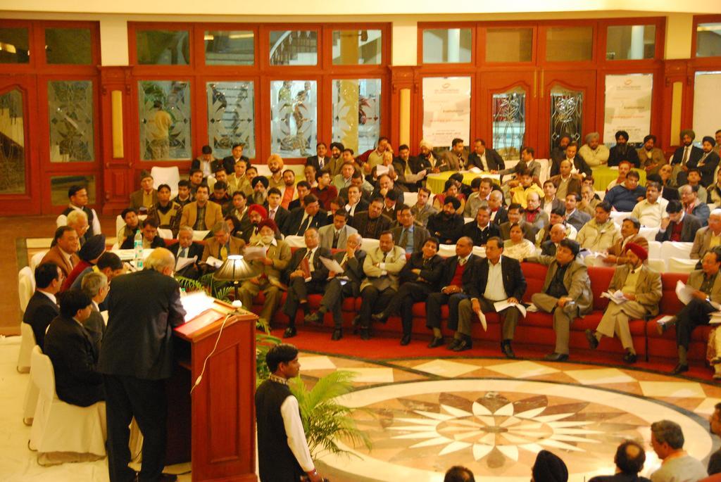 Gulmor Hotel Ludhiana Buitenkant foto