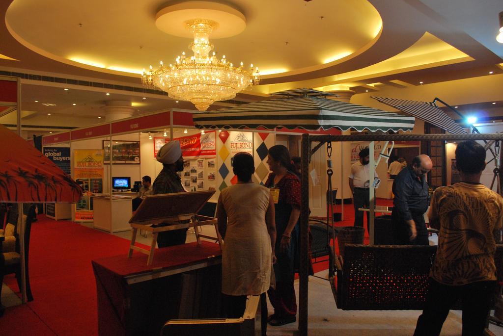 Gulmor Hotel Ludhiana Buitenkant foto