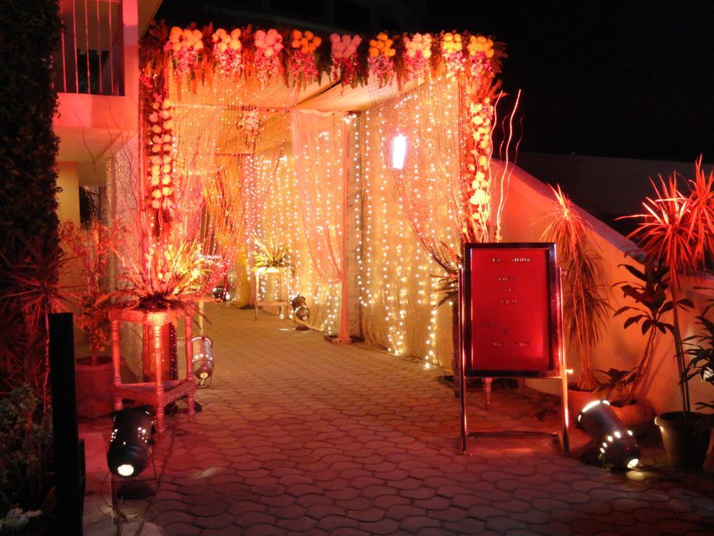 Gulmor Hotel Ludhiana Buitenkant foto