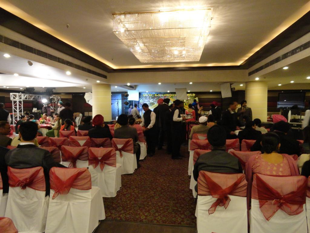 Gulmor Hotel Ludhiana Buitenkant foto