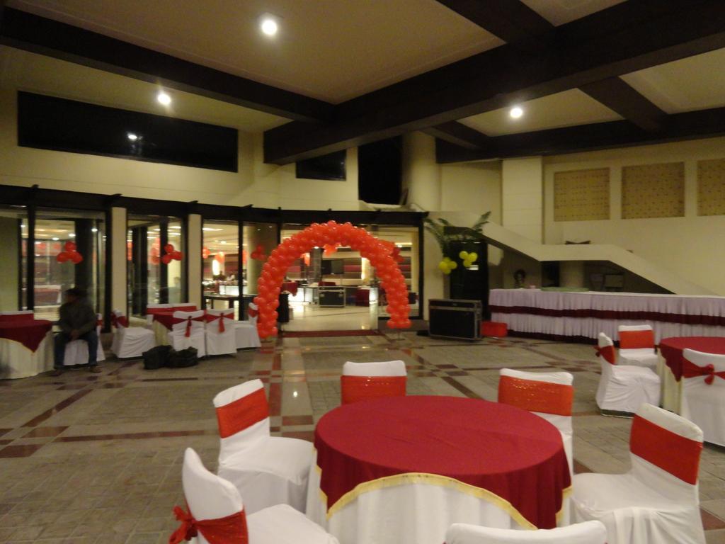 Gulmor Hotel Ludhiana Buitenkant foto