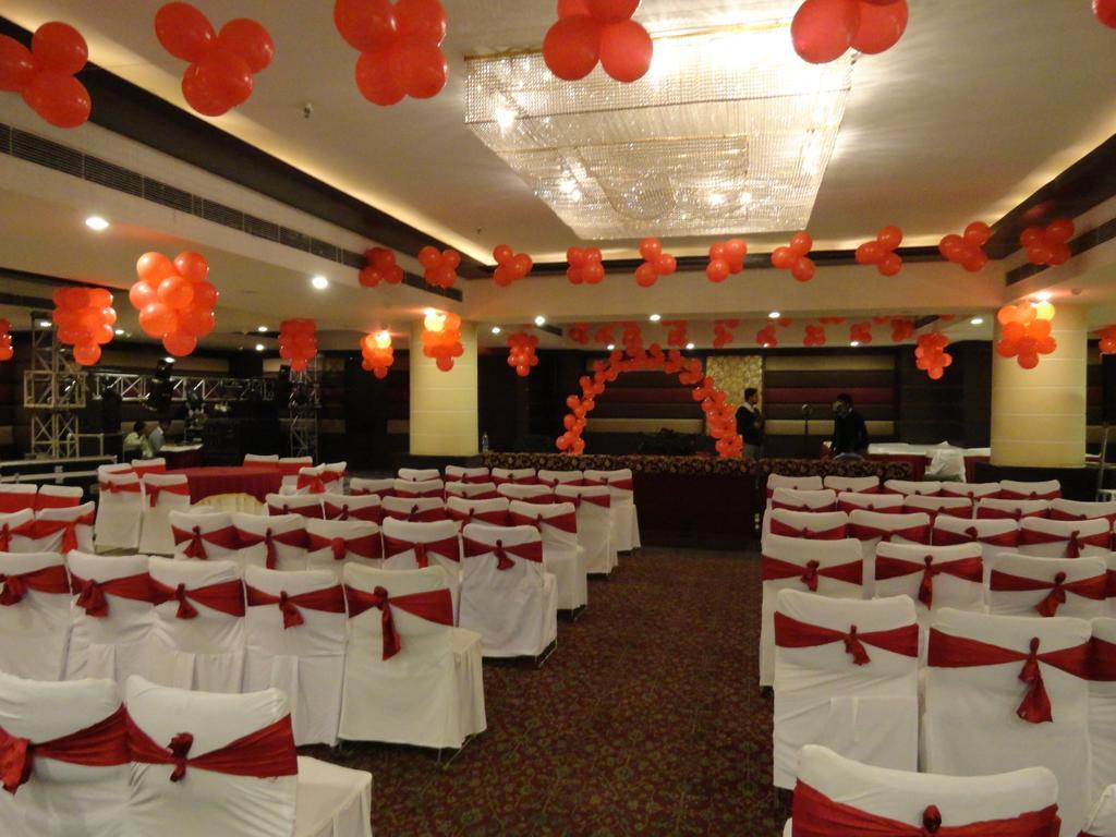 Gulmor Hotel Ludhiana Buitenkant foto