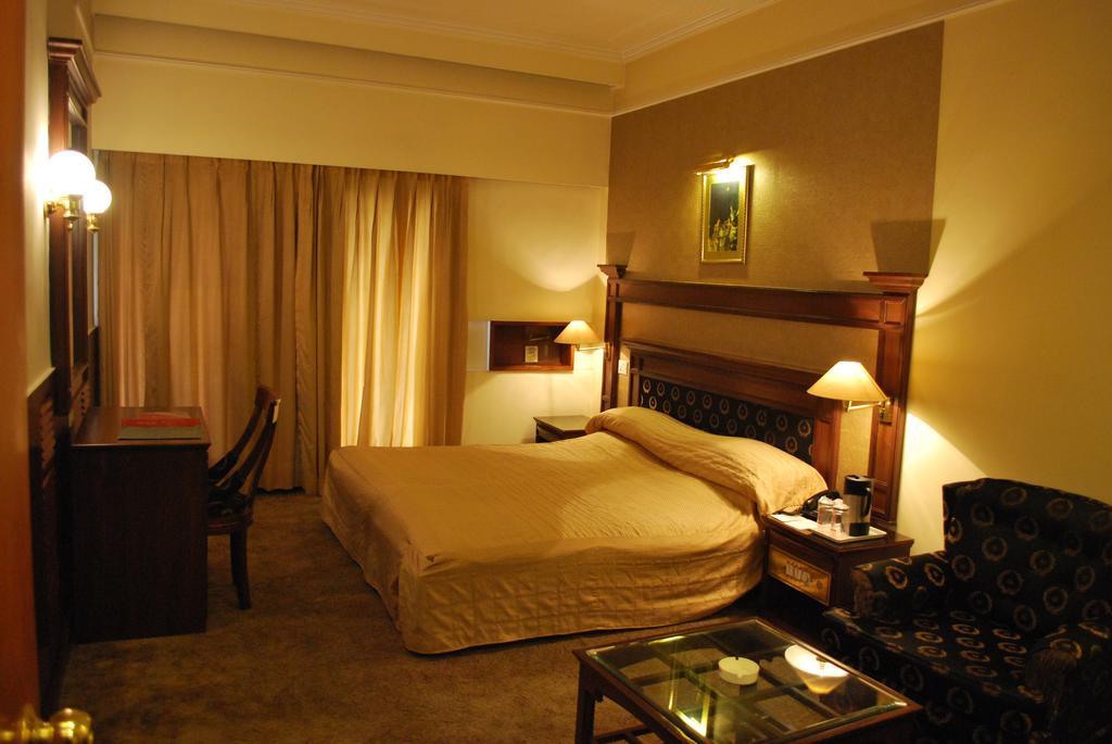 Gulmor Hotel Ludhiana Kamer foto