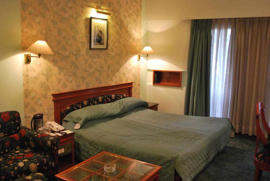 Gulmor Hotel Ludhiana Kamer foto